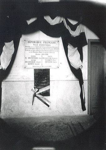 Inauguration [dans la mairie provisoire] de la plaque commémorative en hommage aux agents municipaux morts pour la France en 1914-1918