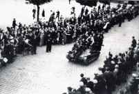 Défilé de blindé anglais longeant la foule sur la Grand'Place