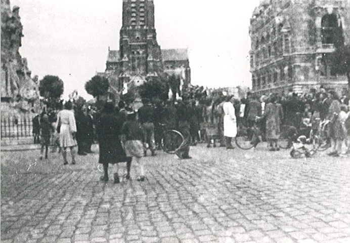 Foule sur la Grand'Place pour la Libération de la ville