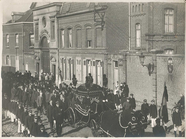 Cortège de funérailles de Théophile Dubreux, chef de la clique de la jeune garde