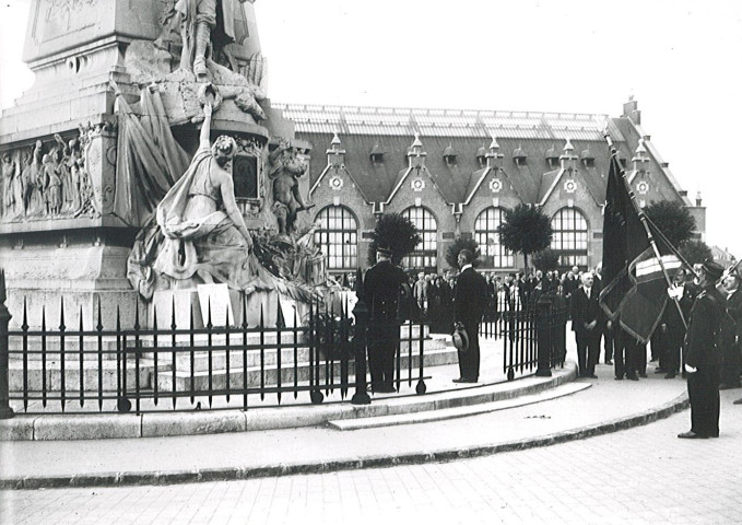 Dépôt de gerbe au monument aux morts