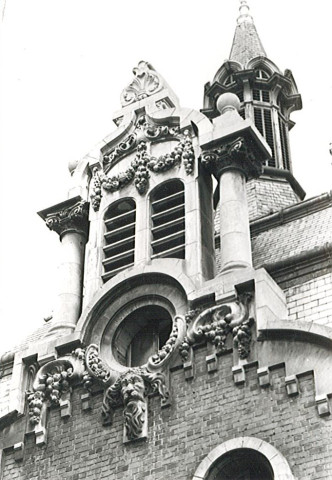 Fronton de l'entrée de l'hospice civil