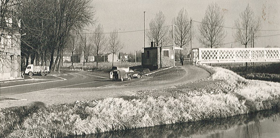 Poste de douane et passerelle métallique quai de la Dérivation