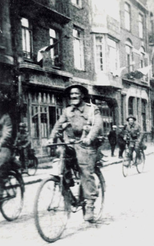 Soldats anglais à vélo