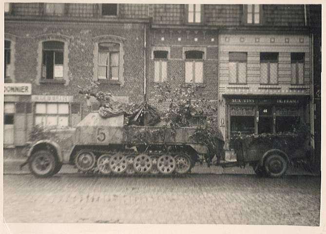 Passage d'un véhicule blindé allemand rue du faubourg de Dunkerque