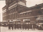 Livreurs et camions de livraison dans la cour de la brasserie Motte-Cordonnier