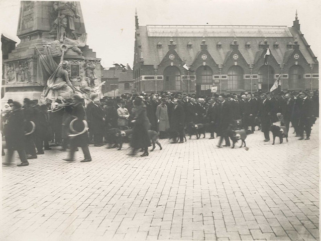 Passage de musiciens et de maîtres-chiens devant le monument aux morts