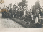 Anciens combattants se recueillant sur des tombes militaires du cimetière communal