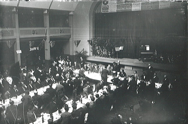 Banquet à la salle des fêtes [à l'occasion de la remise de la légion d'honneur à Florimond Dufour]