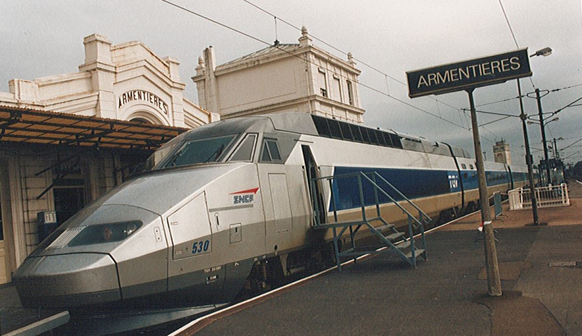 Exposition itinérante dans le train à grande vitesse (TGV) arrêté en gare