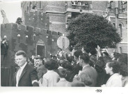 Passage d'un char au défilé de la fête des Nieulles sur la Grand'Place