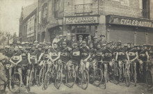 Cyclistes de « l'étoile cycliste armentiéroise » posant devant le « café du cycle »