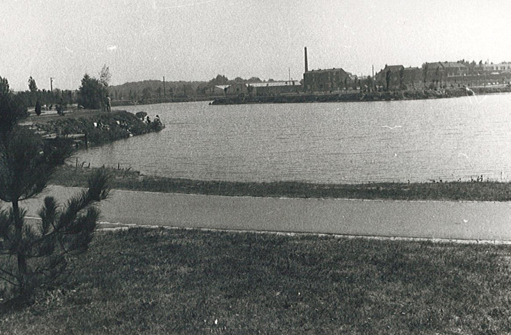 Étang et espaces verts du complexe sportif Léo Lagrange