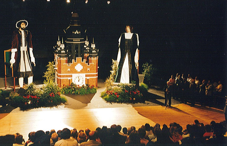 Présentation officielle des géants Françoise et Jacques de Luxembourg sur la scène du Vivat