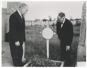 Antoine Debosque et Vincent Mulchrome sur la tombe de Marie Lecocq, Mademoiselle From Armentières au cimetière communal
