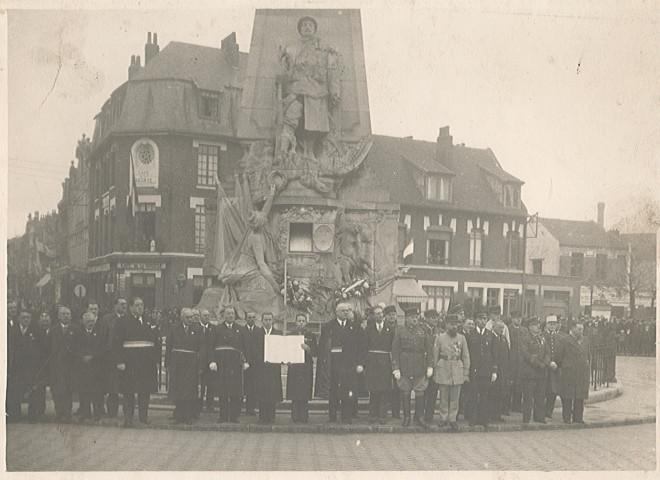 Cérémonie du souvenir au monument aux morts