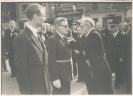 Remise de la légion d'honneur à Georges Vankemmel par Vincent Auriol