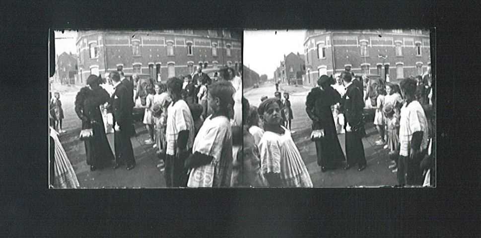 Couple de mariés à la sortie de l'église Saint-Louis