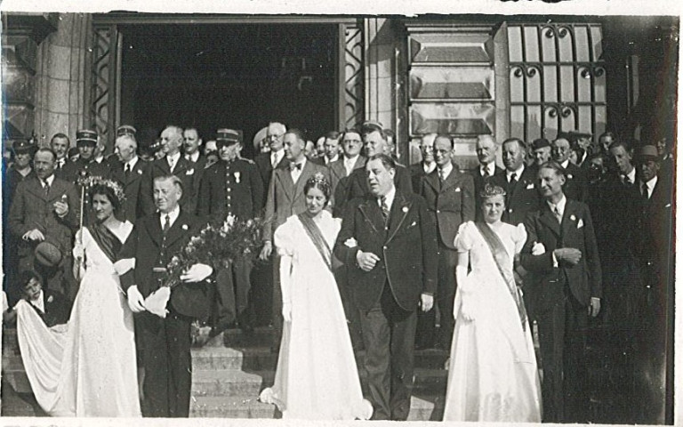 La reine du Commerce Yvette Socias et ses dauphines aux bras du maire Edmond Debruyne et de messieurs Dufour et Debosque pour la fête des Nieulles