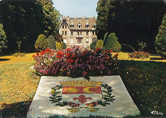 Vue du jardin et de la façade du château d'Angerville-l'Orcher