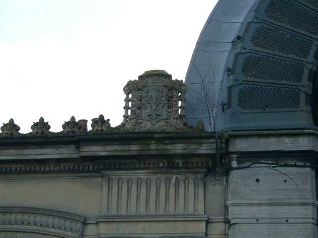 Blason en pierre sur la façade de la friche Beaudeux