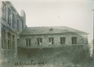 Bâtiment du collège de garçons endommagé par les obus