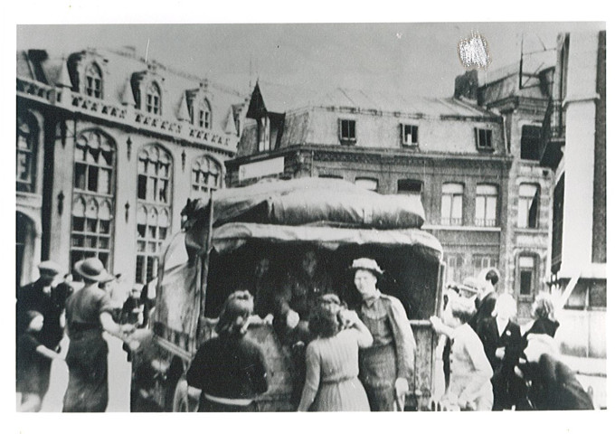 Soldats anglais et Armentiérois devant une camionnette