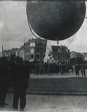 Foule observant l'envol d'un ballon dirigeable (montgolfière) sur la Grand'Place