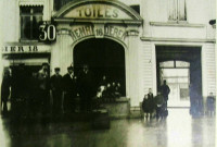 Entrée de l'usine de toiles Henri Deren pendant les inondations