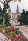 Église Notre-Dame du Sacré-Cœur et square de la République