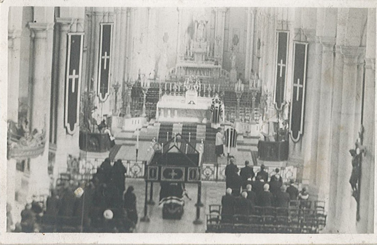 Cérémonie funéraire dans l'église Saint-Vaast