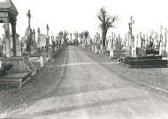 Allée du cimetière communal menant au calvaire