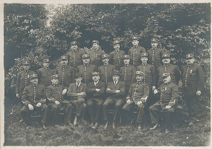 Policiers municipaux posant dans un jardin public