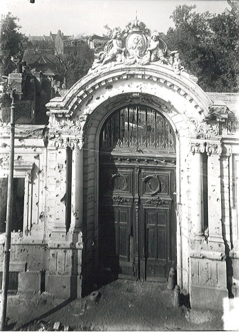 Porche de la maison de commerce Hurtrel-Béghin abîmé par fait de guerre