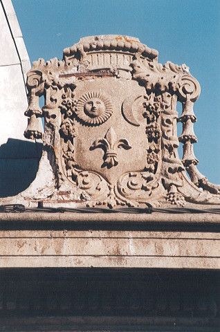 Blason d'Armentières sur la façade de la maison de commerce Mahieu