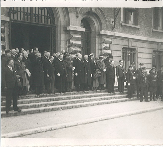 M. Julien, ministre des postes et télécommunications, et un groupe posant sur le perron de l'hôtel de ville pour le cinquantenaire de l'école nationale professionnelle