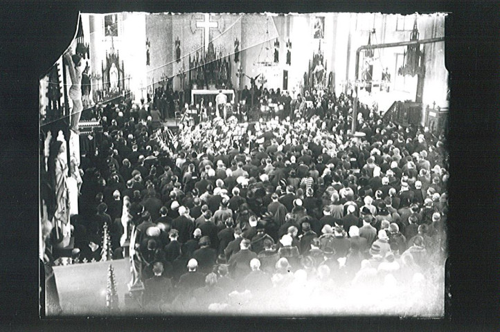 Messe dans une église provisoire