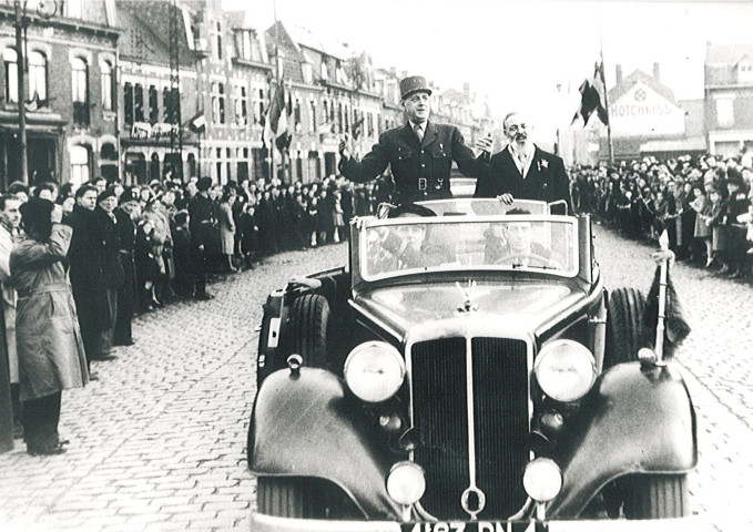 Général de Gaulle et Jules Houcke saluant la foule sur la Grand'Place