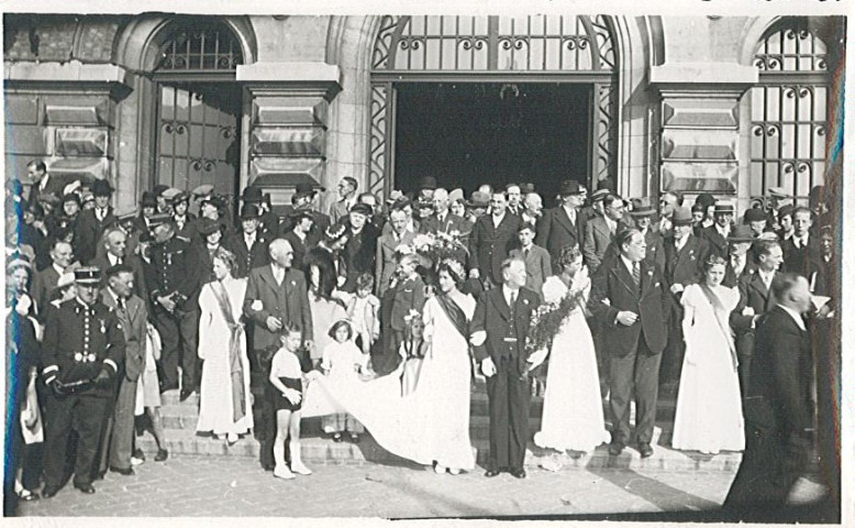 Reine des Nieulles et ses dauphines en présence d'Edmond Debruyne posant sur le perron de l'hôtel de ville