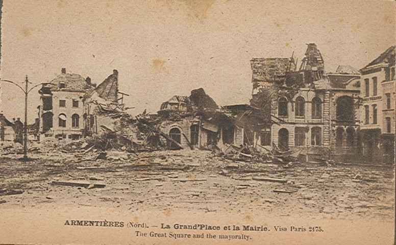 Grand'Place et hôtel de ville en ruines