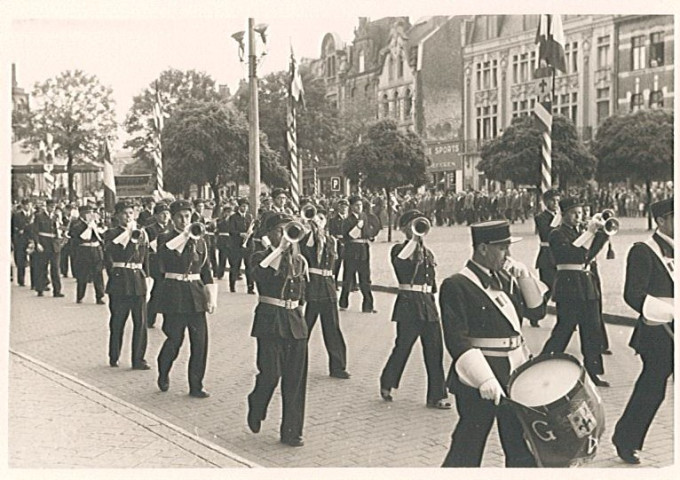 Fanfare de la fête des Nieulles devant l'hôtel de ville