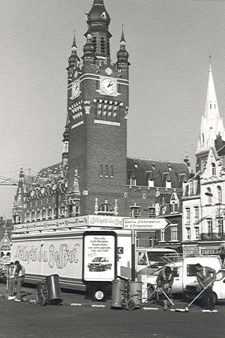 Entretien des caniveaux par l'atelier protégé, place du Général de Gaulle