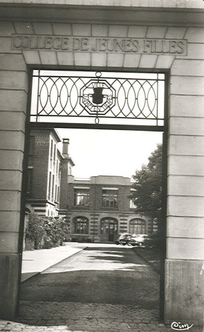 Entrée du collège de jeunes filles