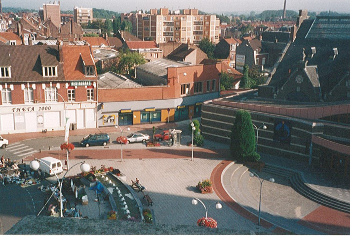 Bureau de poste et braderie place du Général de Gaulle