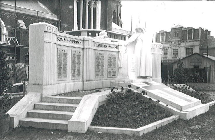 Monument aux morts à côté de l'église Saint-Martin de Nieppe