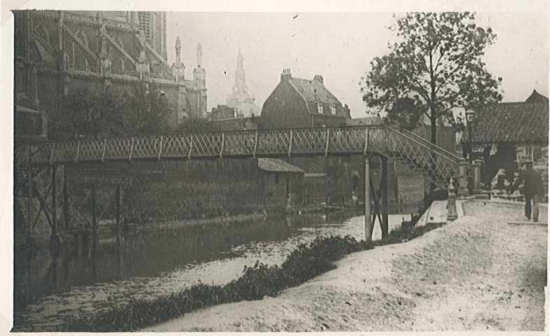 Passerelle dite « du curé » sur la Lys en centre-ville