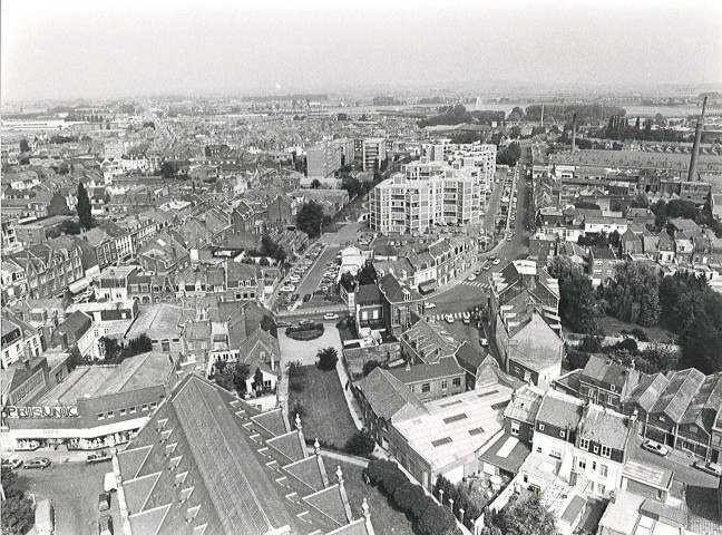 Vue aérienne de la place du marché aux toiles, de la rue de Dunkerque et de la rue des Fusillés