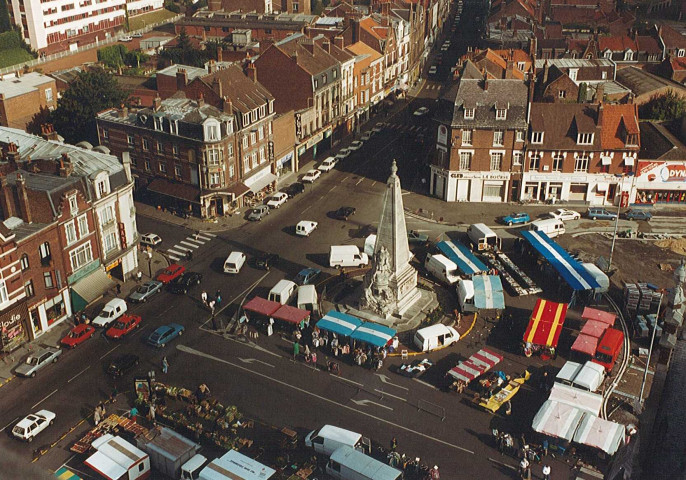 Vue aérienne du marché du vendredi au centre-ville