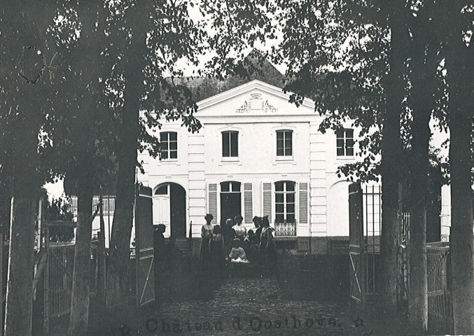 Groupe posant devant le château d'Oosthove