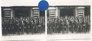Musiciens de la Garde Républicaine de Paris posant sur le perron de l'hôtel de ville